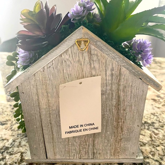 Birdhouse with succulent plant wall decor - Picture 5 of 6